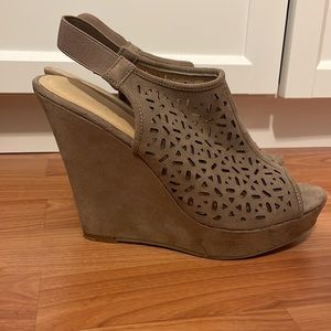 EUC Chic Laser Cut Detail Platform Wedge